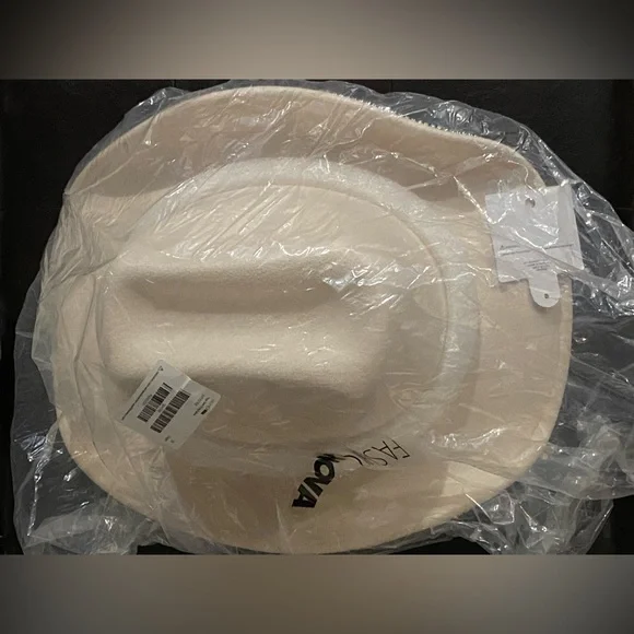 Fashion Nova Cream Fedora - Picture 4 of 4